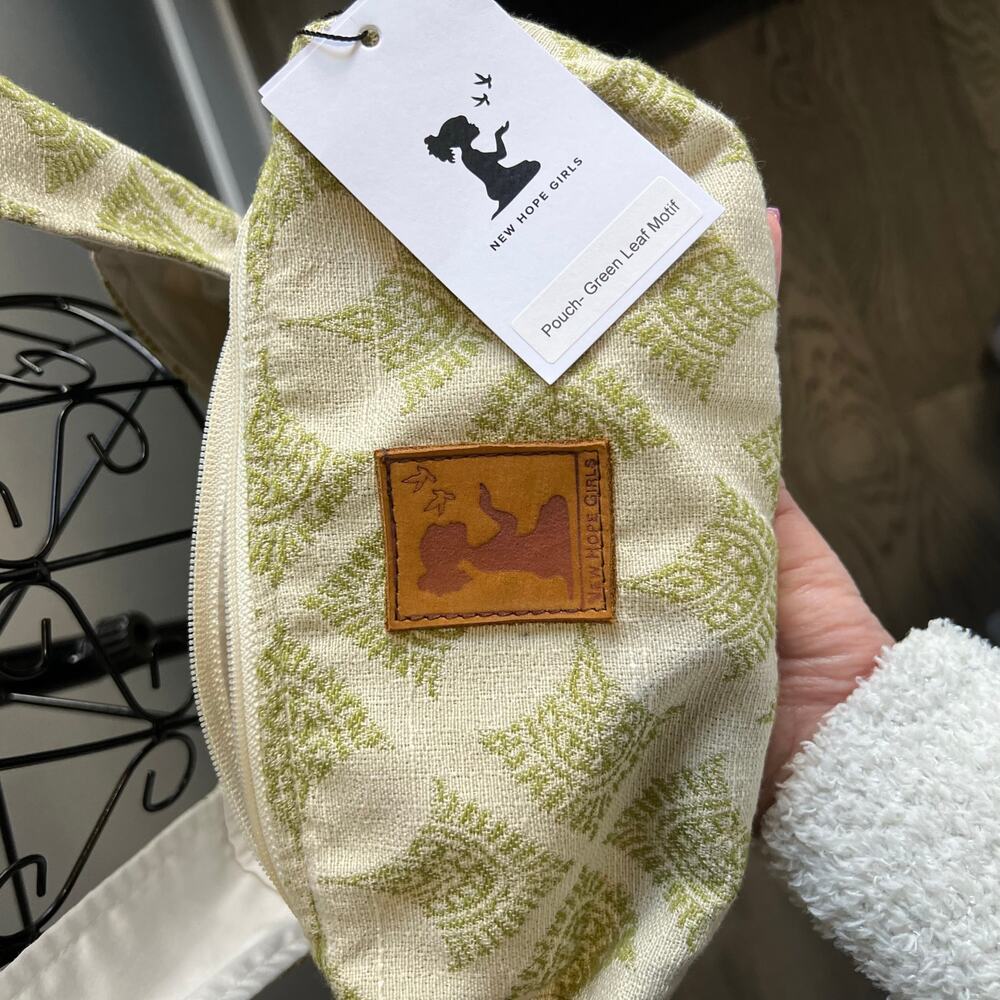 New Hope Girls Green Leaf Motif Hobo Tote and Pouch - Picture 5 of 10